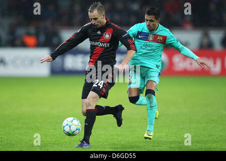 Barcellona è Alexis Sanchez (R) il sistema VIES per la palla con il Leverkusen's Michal Kadlec durante la UEFA Champions League match tra Bayer Leverkusen e FC Barcellona alla BayArena a Leverkusen, Germania, 14 febbraio 2012. Foto: Revierfoto Foto Stock