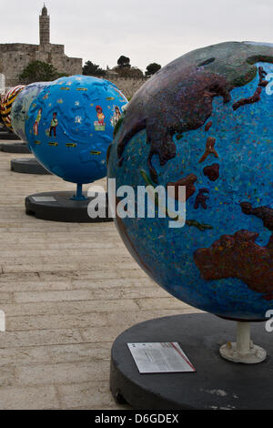 Gerusalemme, Israele. Il 18 aprile 2013. Diciotto Cool globi, ciascuno del peso di una tonnellata, sul display all'Alrov-Mamilla Esplanade vicino alla Porta di Jaffa e sotto il re David Citadel, allo scopo di sensibilizzare il pubblico ai cambiamenti climatici e la chiamata per l'azione. Gerusalemme, Israele. 18-Aprile-2013. Raffreddare i globi: Hot idee per un pianeta dello scambiatore di calore è un pubblico mostra d'arte progettato per aumentare la consapevolezza delle soluzioni per il cambiamento climatico. Raffreddare i globi è stata iniziata nel 2005 e incorporato come un non-profit nel 2006. Raffreddare i globi premiered a Chicago nel 2007.Credit: Nir Alon/Alamy Live News Foto Stock