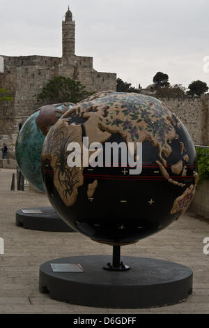 Gerusalemme, Israele. Il 18 aprile 2013. Diciotto Cool globi, ciascuno del peso di una tonnellata, sul display all'Alrov-Mamilla Esplanade vicino alla Porta di Jaffa e sotto il re David Citadel, allo scopo di sensibilizzare il pubblico ai cambiamenti climatici e la chiamata per l'azione. Gerusalemme, Israele. 18-Aprile-2013. Raffreddare i globi: Hot idee per un pianeta dello scambiatore di calore è un pubblico mostra d'arte progettato per aumentare la consapevolezza delle soluzioni per il cambiamento climatico. Raffreddare i globi è stata iniziata nel 2005 e incorporato come un non-profit nel 2006. Raffreddare i globi premiered a Chicago nel 2007.Credit: Nir Alon/Alamy Live News Foto Stock