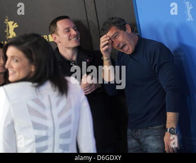 Noi attrice Gina Carano assiste il photocall per il film 'Haywire' mentre attore spagnolo Antonio Banderas (R) e noi regista Steven Soderbergh guardare durante il 62° Festival Internazionale del Cinema di Berlino, Berlino, Germania, 15 febbraio 2012. Il film è presentato nella sezione concorso speciale proiezione presso la sessantaduesima Berlinale in esecuzione dal 09 al 19 febbraio. Foto: Joerg Carsten Foto Stock