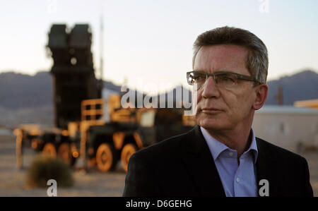 Ministro tedesco della difesa Thomas de Maiziere sorge nella parte anteriore di un trampolino di lancio del missile sistema 'Patriot' nei locali di Fort Bliss in El Paso, Stati Uniti d'America, 15 febbraio 2012. De Maiziere si recherà in visita negli Stati Uniti per diversi giorni. Foto: Annibale Foto Stock