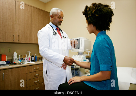 Il controllo medico del paziente impulso in ufficio Foto Stock