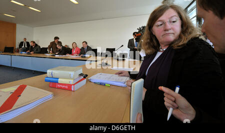 Il neo-Nazi la commissione di inchiesta del Land Turingia il parlamento dello stato e la sua Presidentessa Dorothea Marx (R) si riuniscono per la sua prima riunione regolare di Erfurt, Germania, 16 febbraio 2012. I nove stati comitato esaminerà i guasti delle autorità della Turingia durante le indagini per il neo-nazista trio. Foto: MARTIN SCHUTT Foto Stock