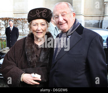 Il Re Alberto e la Regina Paola del Belgio frequentare la Messa speciale per commemorare i defunti belga della famiglia reale presso la chiesa di Nostra Signora a Bruxelles, Belgio, 16 febbraio 2012. Foto: Patrick van Katwijk PAESI BASSI FUORI Foto Stock