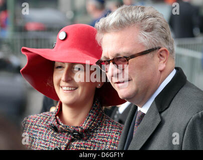 Il Principe Laurent e principessa Claire del Belgio frequentare la Messa speciale per commemorare i defunti belga della famiglia reale al la chiesa di Nostra Signora a Bruxelles, Belgio, 16 febbraio 2012. Foto: Albert Nieboer dpa FUORI DEI PAESI BASSI Foto Stock