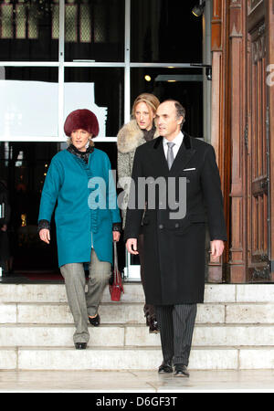 La principessa Astrid, la Principessa Maria Laura e il Principe Lorenz del Belgio arriva per una messa speciale per commemorare i defunti belga della famiglia reale al la chiesa di Nostra Signora a Bruxelles, Belgio, 16 febbraio 2012. Foto: Albert Nieboer dpa FUORI DEI PAESI BASSI Foto Stock