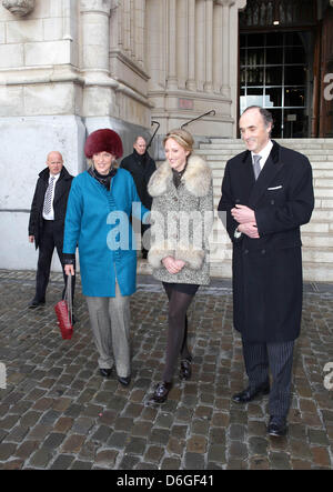 La principessa Astrid, la Principessa Maria Laura e il Principe Lorenz del Belgio arriva per una messa speciale per commemorare i defunti belga della famiglia reale al la chiesa di Nostra Signora a Bruxelles, Belgio, 16 febbraio 2012. Foto: Albert Nieboer dpa FUORI DEI PAESI BASSI Foto Stock