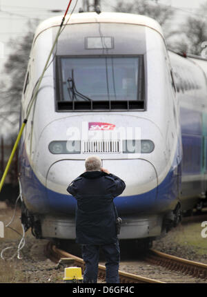 I tecnici ispezionare un double-decker con il treno ad alta velocità dalla Francia alla stazione di nolo a Bad Kleinen, Germania, 16 febbraio 2012. La nuova generazione del TGV viene testato nel nord-est della Germania fino a venerdì 17 febbraio 2012. Il primo attraversamento delle frontiere double-decker con il treno ad alta velocità dalle ferrovie francesi SNCF tra Marsiglia e Francoforte sul Meno nonché Parigi è iniziare a opera Foto Stock