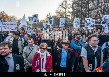 Mosca, Russia. Aprile 17, 2013 i sostenitori di Alexei Navalny, un russo giurista e politico e finanziario, attivista e altri prigionieri politici si riunisce a Mosca il Novopuskinsky Square per protestare contro politicamente impegnato processo contro Alexei Navalny. Credito: Alyaksandr Stzhalkouski/Alamy Live News Foto Stock