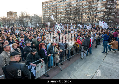 Mosca, Russia. Aprile 17, 2013 i sostenitori di Alexei Navalny, un russo giurista e politico e finanziario, attivista e altri prigionieri politici si riunisce a Mosca il Novopuskinsky Square per protestare contro politicamente impegnato processo contro Alexei Navalny. Credito: Alyaksandr Stzhalkouski/Alamy Live News Foto Stock