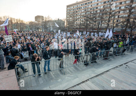 Mosca, Russia. Aprile 17, 2013 i sostenitori di Alexei Navalny, un russo giurista e politico e finanziario, attivista e altri prigionieri politici si riunisce a Mosca il Novopuskinsky Square per protestare contro politicamente impegnato processo contro Alexei Navalny. Credito: Alyaksandr Stzhalkouski/Alamy Live News Foto Stock