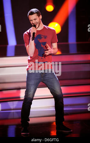 Candidata tedesca Roman Lob esegue durante la finale di TV casting show "Unser Star fuer Baku', il tedesco della selezione nazionale per il Concorso Eurovisione della canzone 2012 a Colonia, in Germania, il 16 febbraio 2012. Foto: Henning Kaiser Foto Stock