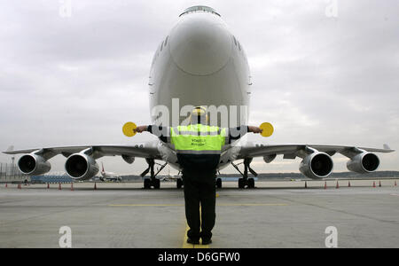 FILE - un file immagine datata 11 novembre 2005 mostra un membro del personale del comando catenaria guidare un aeromobile per la sua posizione di parcheggio all'aeroporto di Frankfurt am Main, Germania. Alcuni controller 200 erano a smettere di lavorare dalle 3 pm (1400 GMT). Il sistema di controllo del traffico aereo la manodopera europea ha detto che ci potrebbe essere una 18 Ore di follow-up strike 17 Febbraio se i datori di lavoro non si ammettono richieste di pagamento. Foto: Foto Stock