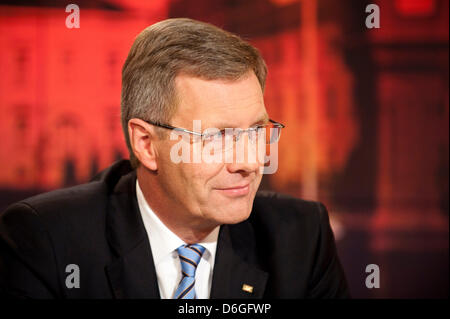 FILE - un file foto datata 04 gennaio 2012 mostra il Presidente tedesco Christian Wulff frequentando un talkshow con il tedesco presentatori e Schausten Deppendorf a Berlino, Germania. L'Hanover procuratore ha fine il 16 febbraio 2012 ha richiesto l'immunità del Presidente Christian Wulff per essere sollevato. Il procuratore dice che dopo aver esaminato i documenti nuovi e l'analisi dei rapporti dei media, th Foto Stock