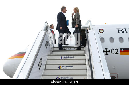 FILE - un file foto datata 08 settembre 2010 mostra il Presidente tedesco Christian Wulff e sua moglie Bettina prima di un volo per la Svizzera presso l'aeroporto di Berlino, Germania. Wulff ha rassegnato le dimissioni da presidente della Repubblica federale tedesca il Venerdì, 17 febbraio 2012. Foto: RAINER JENSEN Foto Stock