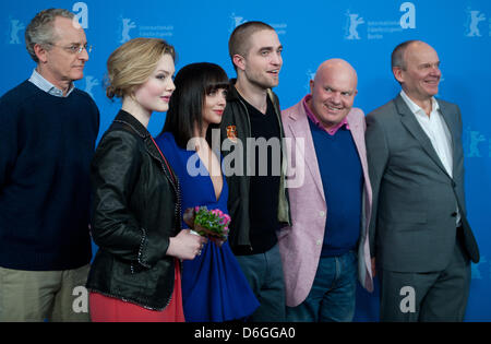 Produttore italiano di Uberto Pasolini (L-R), attrice britannica Holliday Grainger, attrice statunitense Christina Ricci, attore britannico Robert Pattinson e direttori inglesi Declan Donnellan e Nick Ormerod frequentare il photocall per il film 'Bel Ami' durante il 62° Festival Internazionale del Cinema di Berlino, Berlino, Germania, 17 febbraio 2012. Il film è presentato in concorso fuori concorso Foto Stock