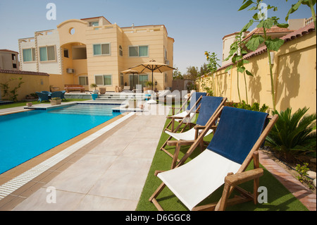 Villa di lusso show home in un resort tropicale con piscina e giardino Foto Stock