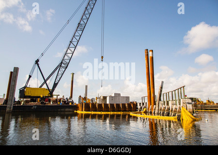 La gru in cantiere su acqua Foto Stock