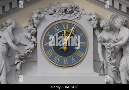 Il clock il Bellevue Palace mostra cinque dopo dodici ore di Berlino, Germania, 17 febbraio 2012. Un'ora prima il Presidente tedesco Wulff si è dimesso. Foto: Herbert Knosowski Foto Stock