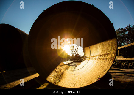 Sunrise osservata attraverso un tubo di calcestruzzo Foto Stock