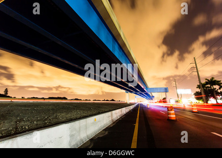 Vista offuscata del traffico su autostrada Foto Stock