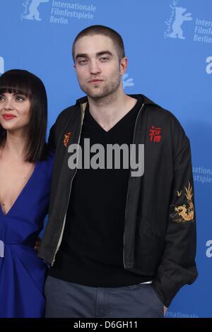 Attore Robert Pattinson assiste la foto chiamata del "Bel Ami' durante la sessantaduesima International Festival del Cinema di Berlino, Berlinale, presso l'Hotel Hyatt di Berlino, Germania, il 17 febbraio 2012. Foto: Hubert Boesl Foto Stock