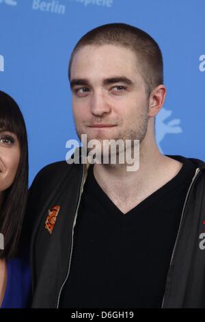 Attore britannico Robert Pattinson assiste la foto chiamata del "Bel Ami' durante la sessantaduesima International Festival del Cinema di Berlino, Berlinale, presso l'Hotel Hyatt di Berlino, Germania, il 17 febbraio 2012. Foto: Hubert Boesl Foto Stock