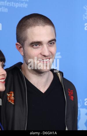 Attore britannico Robert Pattinson assiste la foto chiamata del "Bel Ami' durante la sessantaduesima International Festival del Cinema di Berlino, Berlinale, presso l'Hotel Hyatt di Berlino, Germania, il 17 febbraio 2012. Foto: Hubert Boesl Foto Stock