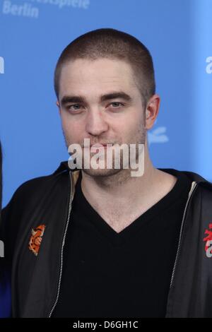 Attore britannico Robert Pattinson assiste la foto chiamata del "Bel Ami' durante la sessantaduesima International Festival del Cinema di Berlino, Berlinale, presso l'Hotel Hyatt di Berlino, Germania, il 17 febbraio 2012. Foto: Hubert Boesl Foto Stock