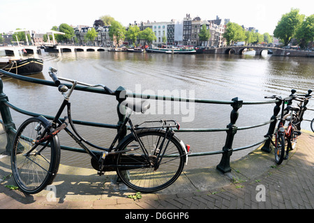 Amsterdam, Paesi Bassi, Holland titolo bicicletta su un Brueckengelaender Foto Stock