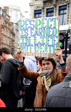 Margaret Thatcher Protester a Margaret Thatcher i funerali, la Cattedrale di St Paul, 17 aprile 2013 Foto Stock