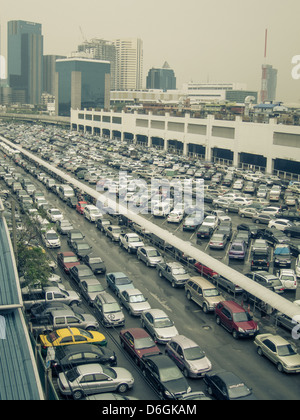 Auto parcheggiate nella struttura di parcheggio, Bangkok, Thailandia Foto Stock