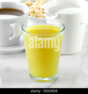 Bicchiere di arancia e succo di ananas al tavolo per la colazione Foto Stock