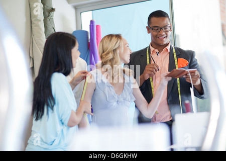 Sarti da donna lavora con il cliente Foto Stock