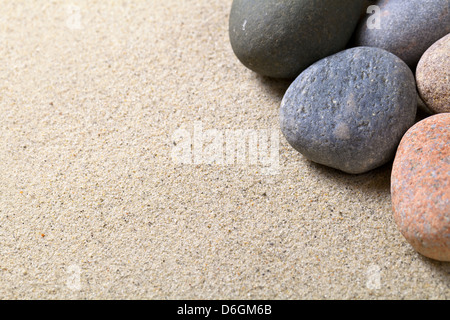 Pebble pietre sulla spiaggia sabbiosa sfondo. Struttura sabbiosa. Macro shot Foto Stock