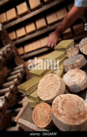 Tradizionale fabbrica di sapone di Rampal Latour nel Salon de Provence, Bouches du Rhône, 13, PACA, Francia. Foto Stock