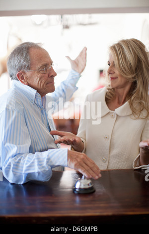 Coppia campana che squilla in HALL HOTEL Foto Stock