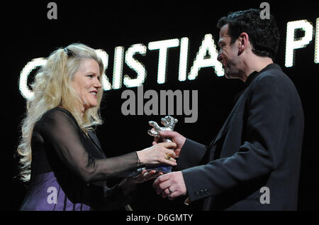 Direttore tedesco Christian Petzold riceve il premio per la migliore regia (Orso d'argento) per il film 'Barbara' dal membro della giuria e attrice tedesca Barbara Sukowa durante la cerimonia di premiazione del 62° Festival Internazionale del Cinema di Berlino, Berlino, Germania, 18 febbraio 2012. Un totale di 18 film in competizione per la Berlinale del prestigioso Orso d oro per la migliore immagine. Circa 400 film Foto Stock