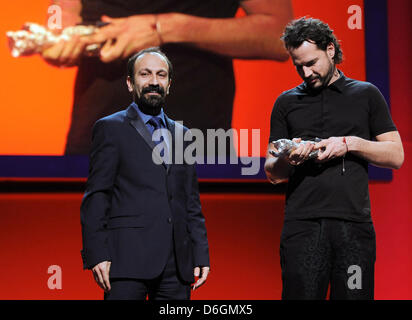 Direttore ungherese Bence Fliegauf (R) riceve il Gran Premio della Giuria (Orso d'argento) per il film 'appena il vento' ('Csak a szél') dal membro della giuria e regista iraniano Asghar Farhadi durante la cerimonia di premiazione del 62° Festival Internazionale del Cinema di Berlino, Berlino, Germania, 18 febbraio 2012. Un totale di 18 film in competizione per la Berlinale del prestigioso Orso d oro per la migliore Foto Stock