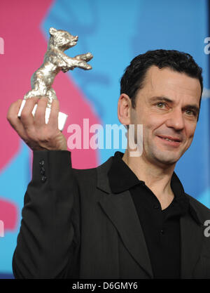 Christian Petzold, direttore tedesco del film "Barbara" è in posa con il suo Orso d'Argento come Miglior Regista al 62° Festival Internazionale del Cinema di Berlino a Berlino, Germania, 18 febbraio 2012. Un totale di 18 pellicole erano in concorrenza per la Berlinale del prestigioso Orso d oro per la migliore immagine. Foto: Joerg Carstensen dpa/lbn Foto Stock