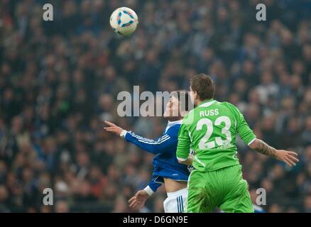 Schalke's Klaas Jan Huntelaar (L) il sistema VIES per la palla con il Wolfsburg il Marco Russ durante la Bundesliga tedesca match tra FC Schalke 04 e VFL Wolfsburg al VeltinsArena a Gelsenkirchen, Germania, 19 febbraio 2012. Foto: BERND THISSEN (ATTENZIONE: embargo condizioni! Il DFL permette l'ulteriore utilizzazione delle immagini nella IPTV, servizi di telefonia mobile e altri nuovi technologi Foto Stock