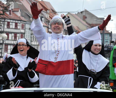 Carnivalists celebrare durante il Land Turingia la più grande sfilata di carnevale a Erfurt, Germania, 19 febbraio 2012. Foto: MARTIN SCHUTT Foto Stock