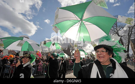 Carnivalists celebrare con ombrelloni, simbolo per il pacchetto di salvataggio, durante la Turingia la più grande sfilata di carnevale a Erfurt, Germania, 19 febbraio 2012. Foto: MARTIN SCHUTT Foto Stock