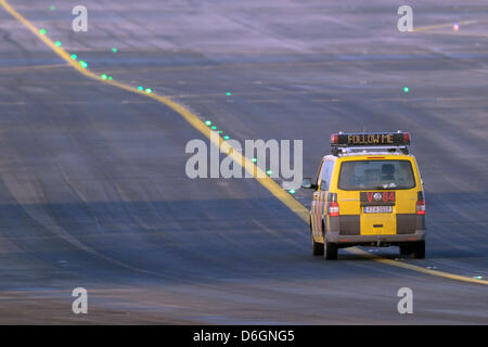 Un cosiddetto Follow Me veicolo trascina lungo l'aviosuperficie dell'aeroporto di Francoforte sul Meno, Germania, 20 febbraio 2012. I controllori del traffico aereo unione (GdF) ha deciso che i lavoratori della catenaria in Germania s più grande aeroporto stanno andando a colpire di nuovo. Circa 200 Lunedì voli sono stati annullati. Foto: BORIS ROESSLER Foto Stock