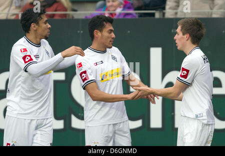 Gladbach è Juan Arango (M) celebra il suo obiettivo 2-0 con Igor de Camargo (L) e Patrick Herrmann durante la Bundesliga tedesca match tra 1. FC Kaiserslautern e Borussia Moenchengladbach all'Fritz-Walter-Stadium a Kaiserslautern, in Germania, il 18 febbraio 2012. Foto: Uwe Anspach Foto Stock