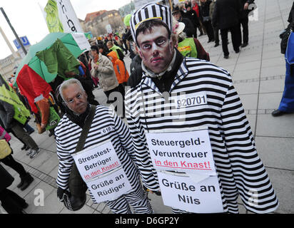 Gli avversari del controverso progetto ferroviario Stuttgart 21 protestare contro la costruzione di una nuova stazione ferroviaria di Stoccarda, Germania, 20 febbraio 2012. Foto: FRANZISKA KRAUFMANN Foto Stock