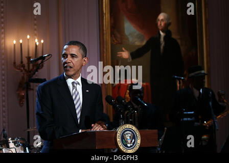 Il Presidente degli Stati Uniti Barack Obama parla ad una casa bianca evento intitolato In termini di prestazioni alla Casa Bianca: rosso, bianco e blu, 21 febbraio 2012 a Washington, DC. Come parte dell'In serie Perfomance, leggende della musica contemporanea e grandi artisti sono stati invitati ad esibirsi presso la Casa Bianca per una celebrazione di musica Blues e nel riconoscimento della storia nero al mese. Il progra Foto Stock