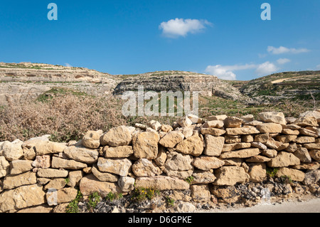 A SECCO tradizionale muro di pietra a Gozo Foto Stock