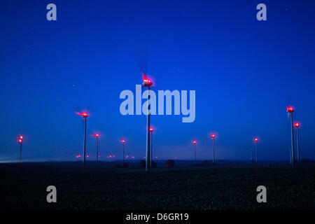 (FILE) un archivio foto datata 10 novembre 2011 mostra le turbine eoliche girando con la marcatura rossa luci in un parco eolico vicino Kladrum, Germania. Il tedesco Wind Energy Association "BWE) presenta lo stato di sviluppo di potere di vento nel Meclemburgo-Pomerania su Mercoledì, 22 febbraio 2012. Foto: Jens Buettner Foto Stock