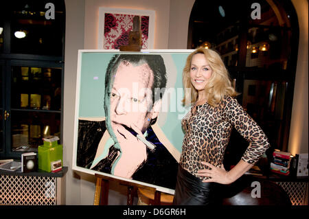 Jerry Hall, ex-moglie di Mick Jagger, sorge accanto a un ritratto di ex cancelliere tedesco Willy Brandt dall'artista Andy Warhol durante il talkshow 'Gottschalk live' del presentatore TV e ospite Thomas Gottschalk a Berlino, Germania, 22 febbraio 2012. È il venticinquesimo anniversario di Warhol la morte. Foto: Joerg Carstensen Foto Stock